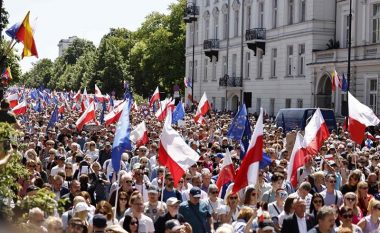 Gjysmë milioni polakë dolën në rrugë, protesta më e madhe që nga rënia e komunizmit