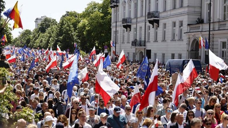 Gjysmë milioni polakë dolën në rrugë, protesta më e madhe që nga rënia e komunizmit