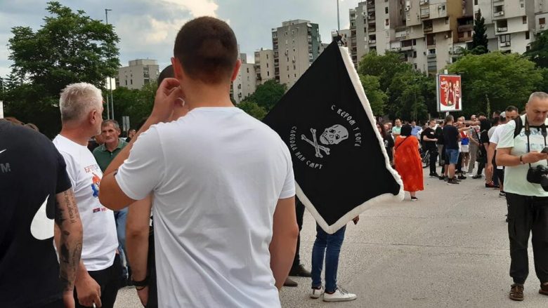 Me bluza me shkronjën “Z” dhe imazhin e kriminelëve të luftës, në Mal të Zi u mbajt një tubim “në mbështetje të serbëve në Kosovë”