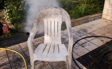 Mënyra më e lehtë për të pastruar karriget e bardha plastike: Përziejeni këto produkte me ujë dhe hiqni papastërtitë