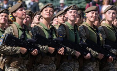 Mbi 60 mijë gra mbrojnë Ukrainën
