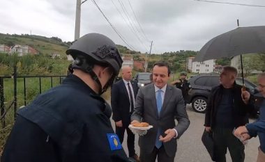 Kurti viziton Policinë e Kosovës në veri, iu shpërndan bakllavë