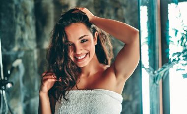 Truku i manekines braziliane, Adriana Lima, për flokë më të shndritshëm dhe më të plotë