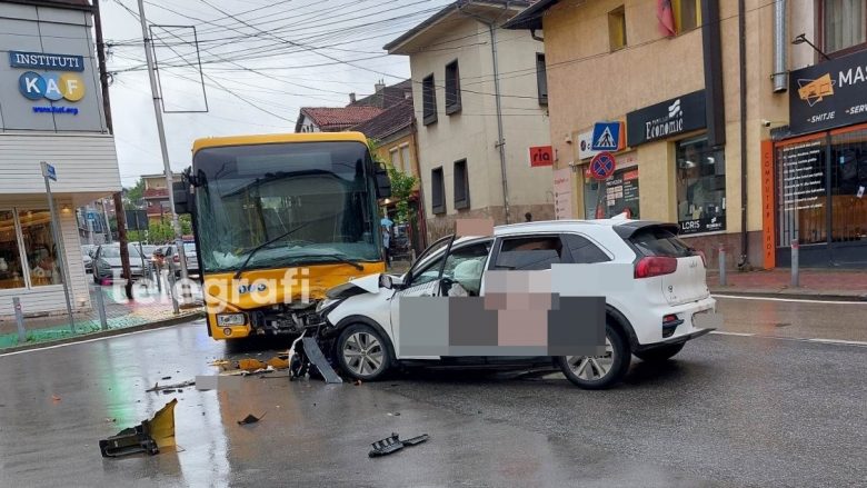 Aksident mes një veture dhe autobusit të trafikut urban