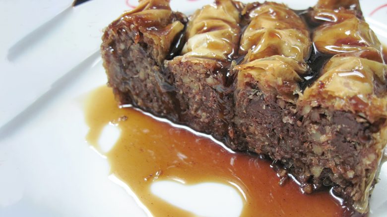 Bakllava e errët: Ëmbëlsira më e bukur dhe e ëmbël me arra, çokollatë dhe biskota!