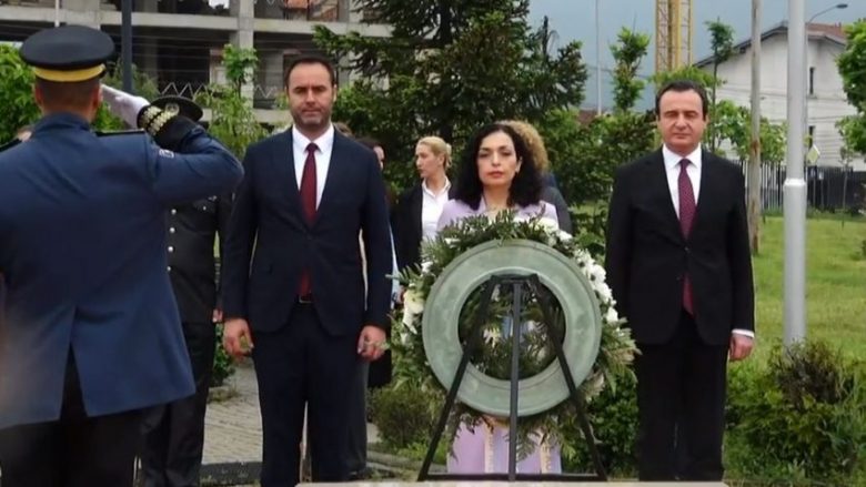 Udhëheqësit e shtetit bëjnë homazhe te varri i ish presidentit Rugova dhe veprimtarit Demaçi