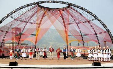 Shumëfishohet numri i turistëve në Gjirokastër, Festivali Folklorik Kombëtar shpalos traditat shqiptare për vizitorët e huaj