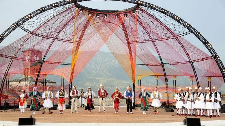 Shumëfishohet numri i turistëve në Gjirokastër, Festivali Folklorik Kombëtar shpalos traditat shqiptare për vizitorët e huaj