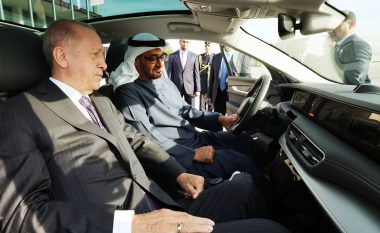 Erdogan “ia prezanton” veturën e prodhuar në Turqi homologut të tij nga Emiratet e Bashkuara Arabe