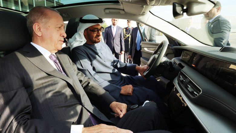 Erdogan “ia prezanton” veturën e prodhuar në Turqi homologut të tij nga Emiratet e Bashkuara Arabe