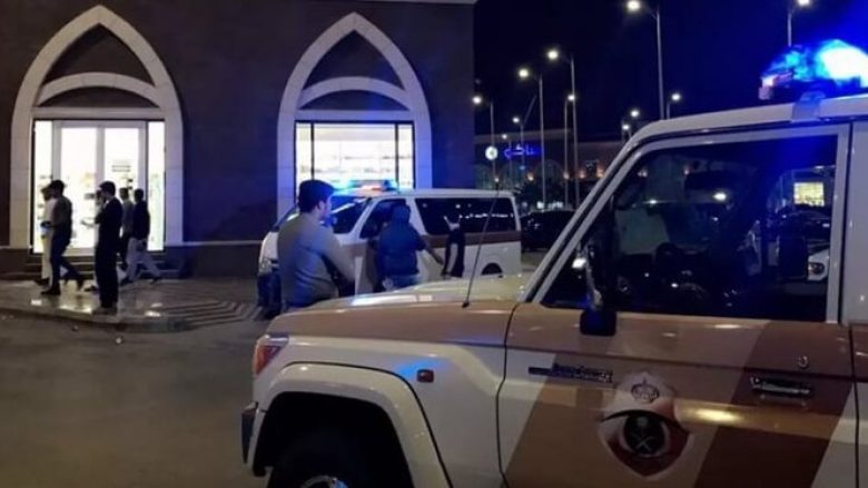 Një i armatosur hapi zjarr jashtë konsullatës amerikane në Jeddah, Arabi Saudite – vrau një roje para se të qëllohej për vdekje nga forcat e sigurisë