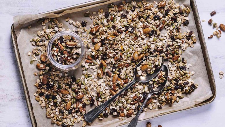 Si të bëni granola: Muesli krokant i bërë në shtëpi që është më i shëndetshëm se ai i blerë në dyqan