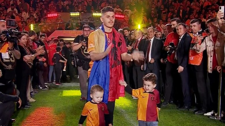Me flamujt e Shqipërisë e të Kosovës dhe këngën e Shkurte Fejzës - hyrje spektakolare e Milot Rashicës në stadium