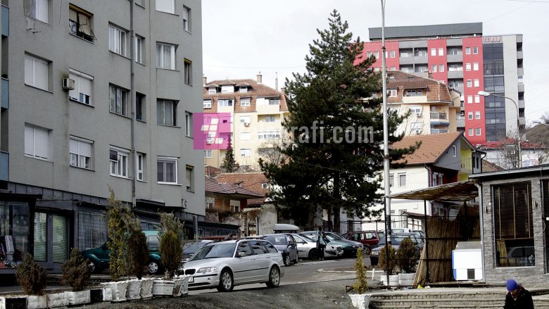 Arrestohet një serb në veri të Mitrovicës, Policia gjeti një armë në veturën e tij