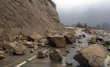 Moti i keq në Maqedoni: Rrëshqitje dheu në Ohër, vërshime në Prilep