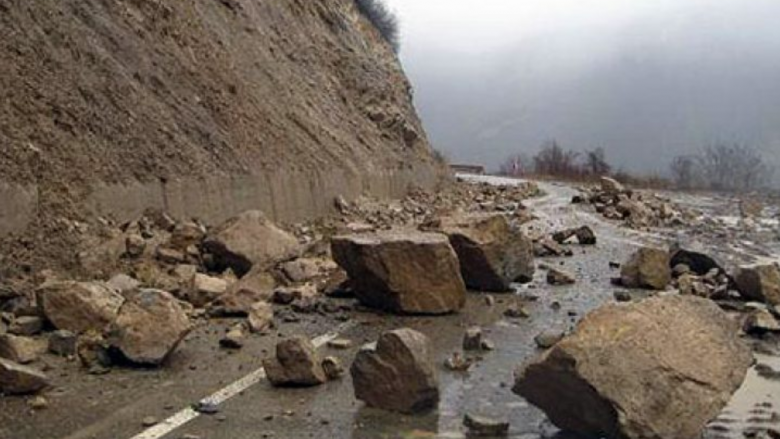 Moti i keq në Maqedoni: Rrëshqitje dheu në Ohër, vërshime në Prilep