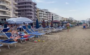 Shiu në plazhin e Durrësit, prishi planet e pushuesve