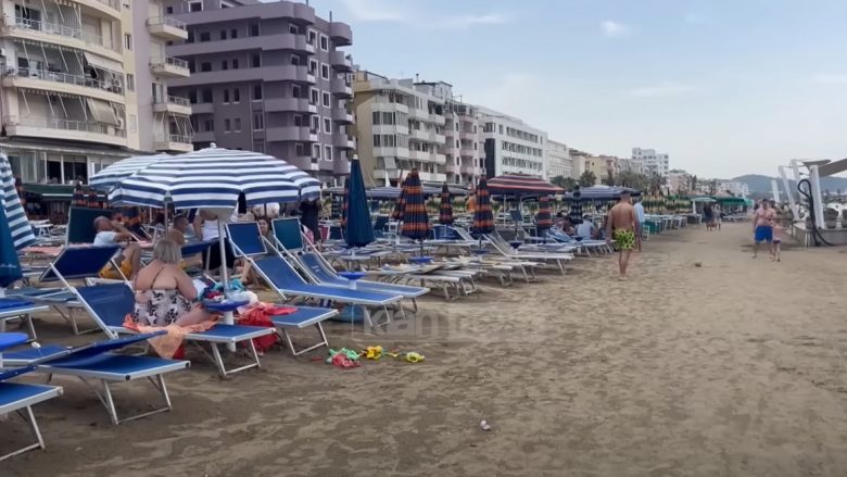 Shiu në plazhin e Durrësit, prishi planet e pushuesve