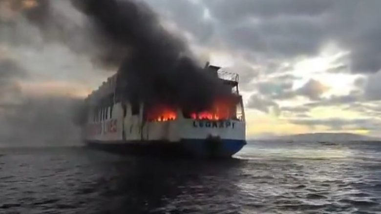 Anija me 120 pasagjerë përfshihet nga flakët në det, autoritetet në Filipine thonë se për fat të mirë nuk ka viktima