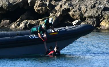 Të paktën 30 emigrantë dyshohet se kanë vdekur pasi varka e tyre u mbyt në Ishujt Kanarie