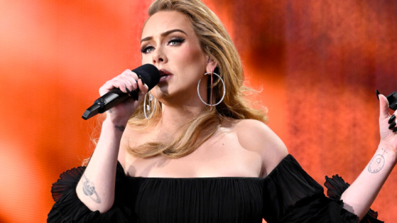 Momenti kur Adele harron tekstin e një kënge gjatë performancës në Las Vegas