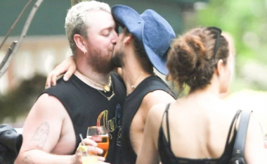 Sam Smith shkëmben puthje në buzë me të dashurin e tij, Christian Cowan