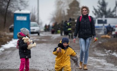 Mbi dy milionë fëmijë janë detyruar të largohen nga Ukraina