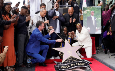 Tupac Shakur nderohet me yll në "Hollywood Walk of Fame"