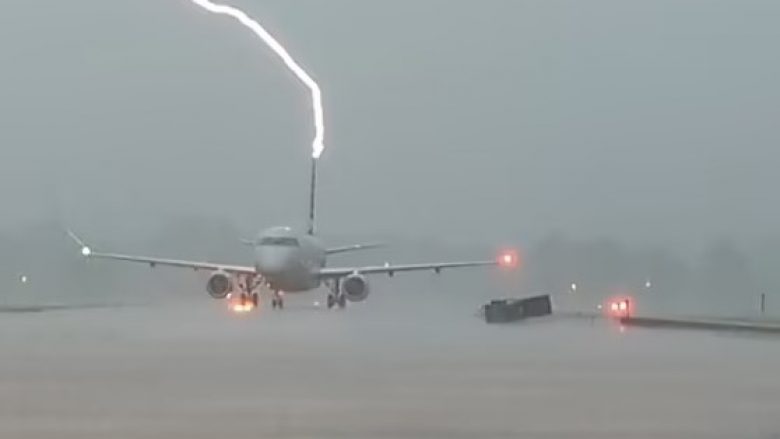 Rrufeja godet aeroplanin plot me pasagjerë pasi u ul gjatë një stuhie në Arkansas