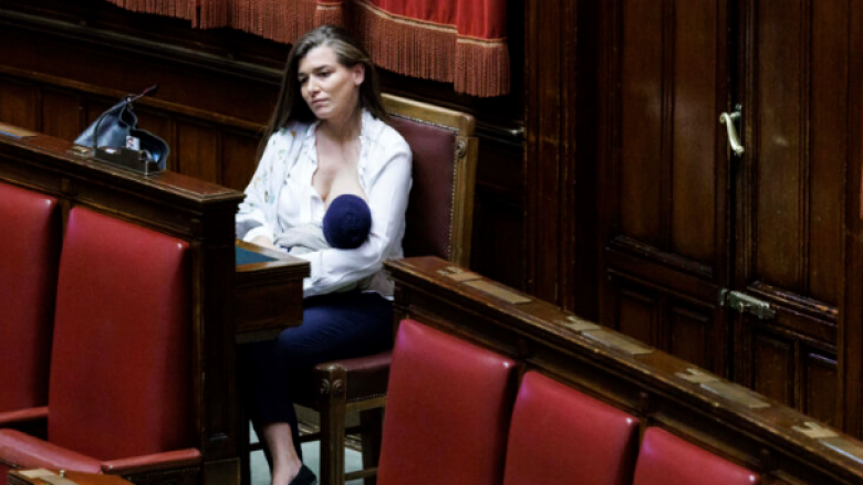 Gjatë votimit në parlamentin italian, deputetja ushqen fëmijën e saj – duartrokitet prej kolegëve