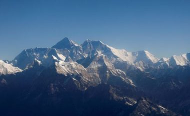 Akullnajat në Himalaje po shkrihen me ritëm të paprecedentë dhe mund të humbasin deri në 75 për qind të vëllimit të tyre deri në fund të shekullit, thonë shkencëtarët