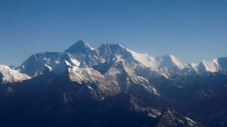 Akullnajat në Himalaje po shkrihen me ritëm të paprecedentë dhe mund të humbasin deri në 75 për qind të vëllimit të tyre deri në fund të shekullit, thonë shkencëtarët