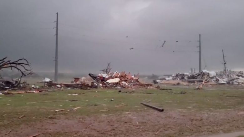 Të paktën katër të vdekur dhe dëme të mëdha materiale, pasi një tornado goditi një qytet veriperëndimor të Teksasit