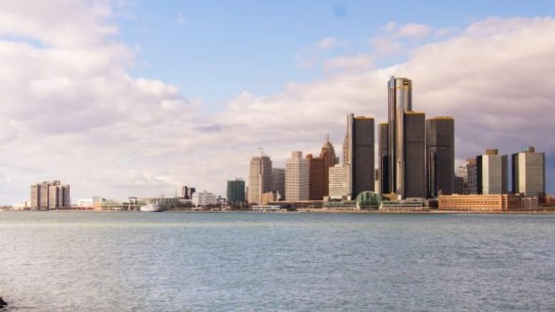 Detroit do të furnizojë 100% të ndërtesave komunale me energji diellore