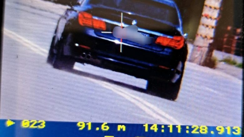 Dënohet me 500 euro një shofer në Ferizaj, në zonën e kufizimit 50 km/h zhvilloi shpejtësi 122 km/h