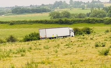E zuri gjumi në timon, shoferi bashkë me kamionin e tij përfunduan në një fushë në Angli – banorët lokalë të nervozuar me vendimin e policisë