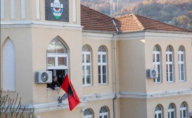 Vendosi flamurin kombëtar në objektin e komunës, kryetari i Preshevës ftohet të paraqitet në një gjykatë në Serbi