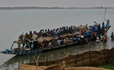 Përmbytet një varkë në Nigeri, të paktën 100 të vdekur