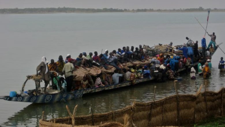 Përmbytet një varkë në Nigeri, të paktën 100 të vdekur