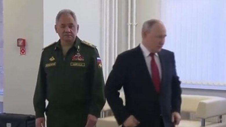 Putini ia kthen shpinën ministrit të tij të Mbrojtjes, Sergei Shoigu – pamje që tregojnë se “nuk duhet të jesh ekspert për të kuptuar raportet mes tyre”