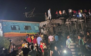 Përplasen dy trena në Indi, raportohet për shumë viktima