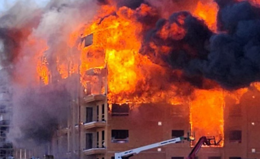 Zjarrfikësve iu doli shumë punë pasi një zjarr i madh shpërtheu në një kompleksh apartamentesh në ndërtim në Las Vegas