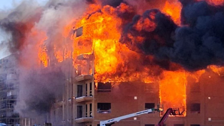 Zjarrfikësve iu doli shumë punë pasi një zjarr i madh shpërtheu në një kompleksh apartamentesh në ndërtim në Las Vegas
