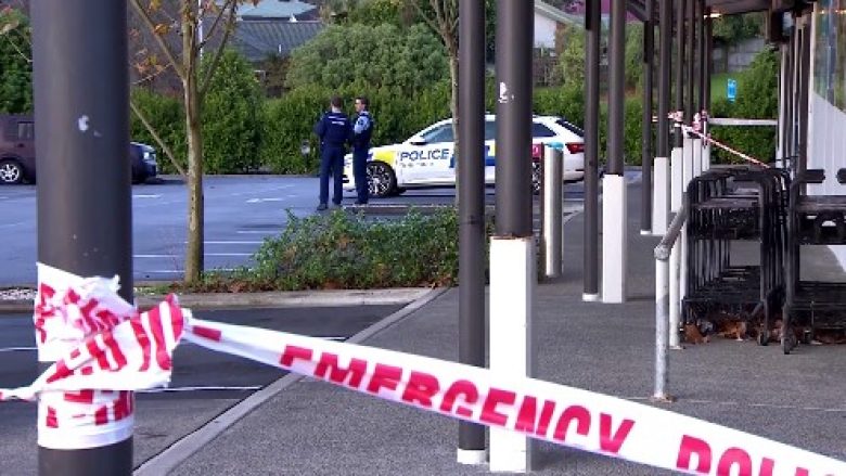 Katër të plagosur pasi një burrë me sëpatë sulmoi klientët në tri restorante në Zelandën e Re