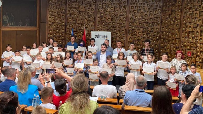 Instituti ATOMI certifikoi dhe shpërbleu më të suksesshmit e Garës Ndërkombëtare të Matematikës Kangaroo 2023 në Kosovë Math Kangaroo Contest – Kosovo 