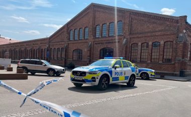 Të paktën tre të plagosur pas një sulmi me thikë pranë një shkolle në Suedi