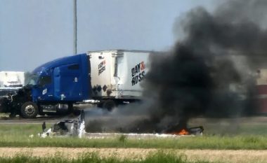 Të paktën 15 të vdekur pasi kamioni goditi një automjet në Kanada