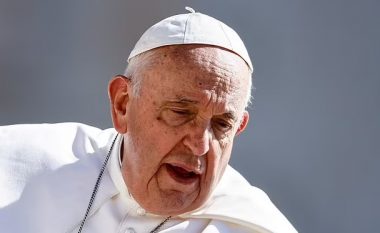 ‘Frymëmarrja ime nuk është e mirë’: Papa Françesku nuk lexon fjalimin e planifikuar, pranon se ndjen efektet e operacionit në spital