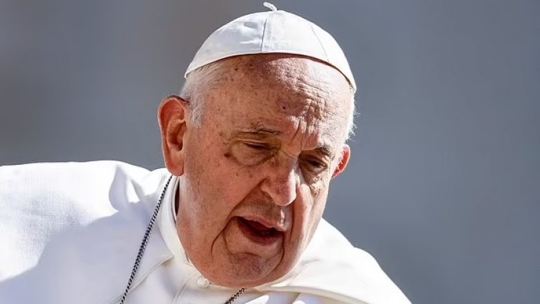 ‘Frymëmarrja ime nuk është e mirë’: Papa Françesku nuk lexon fjalimin e planifikuar, pranon se ndjen efektet e operacionit në spital
