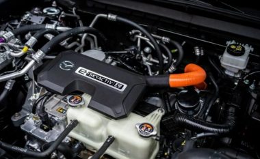 Mazda po e rikthen motorin “e pazakonshëm” të benzinës